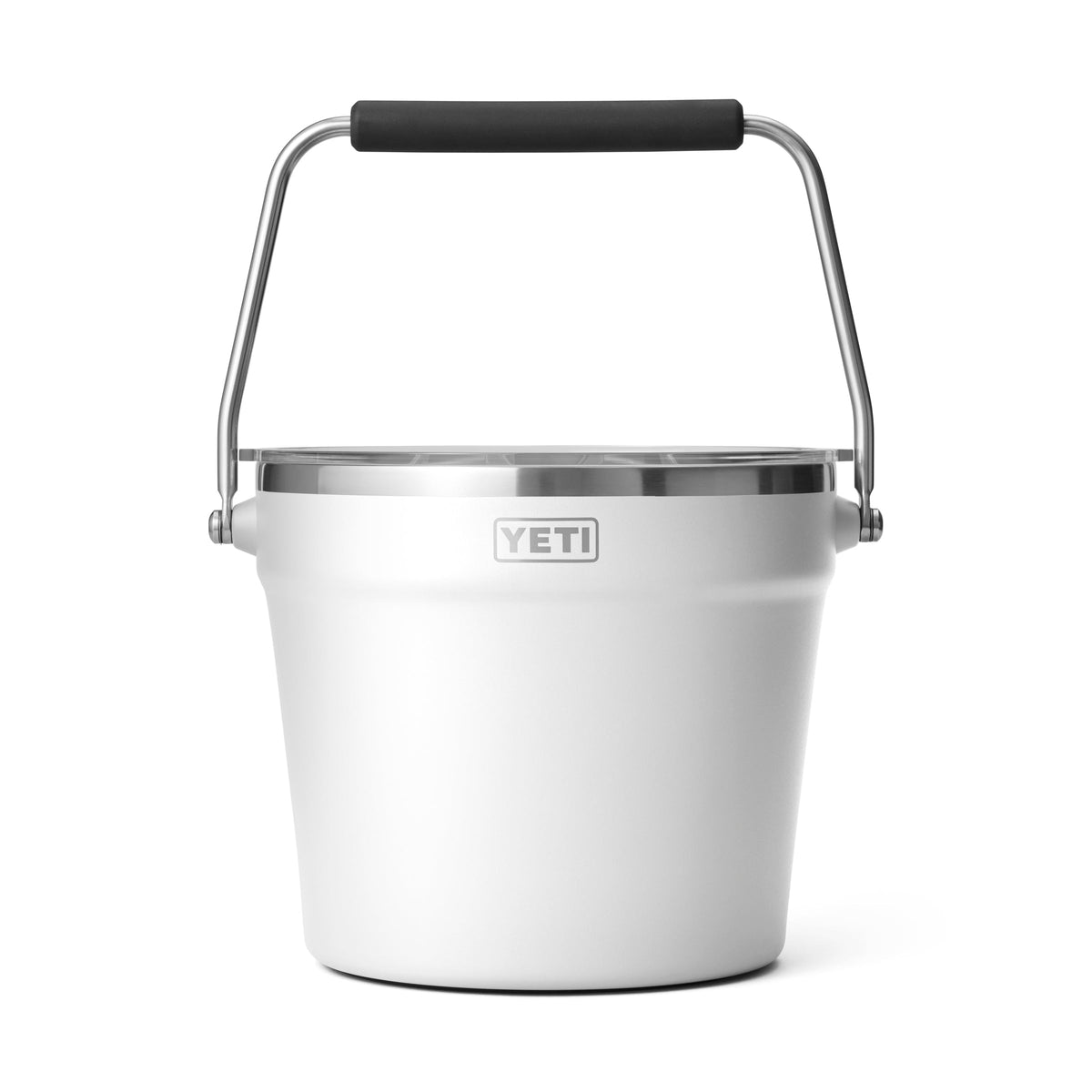 Der YETI® Rambler® 7,6 Liter Getränkekübel in Weiß verfügt über eine doppelwandige Vakuumisolierung, einen Metallgriff mit schwarzem Griff, einen Edelstahlrand, ein YETI-Logo auf der Vorderseite und ein schlankes, modernes Design.