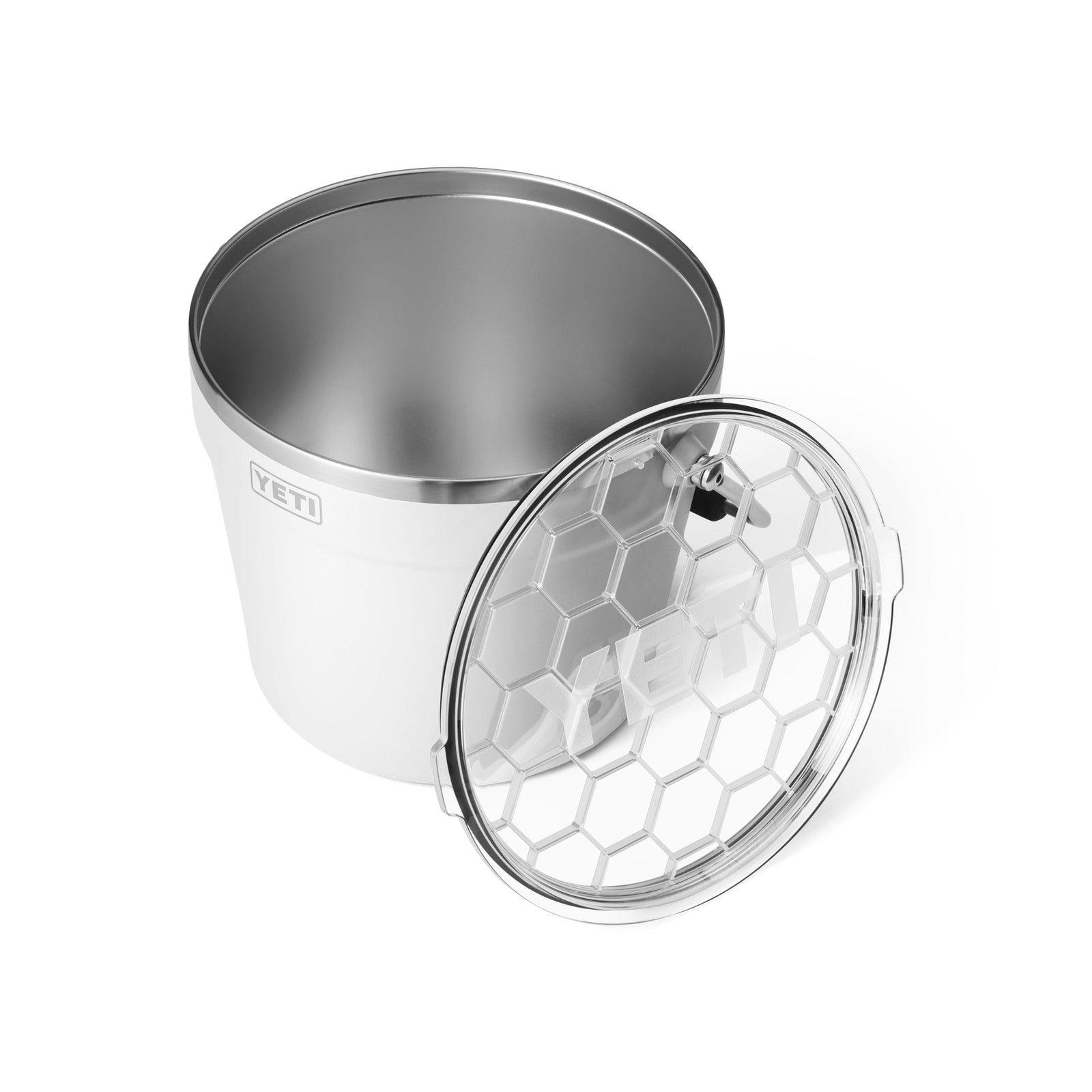 Der YETI® Rambler® 7,6-Liter-Getränkekübel in Weiß von YETI wird mit seinem durchsichtigen, sechseckig gemusterten Deckel gezeigt. Er verfügt über einen Innenraum aus Edelstahl und eine doppelwandige Vakuumisolierung für eine hervorragende Eisspeicherung.