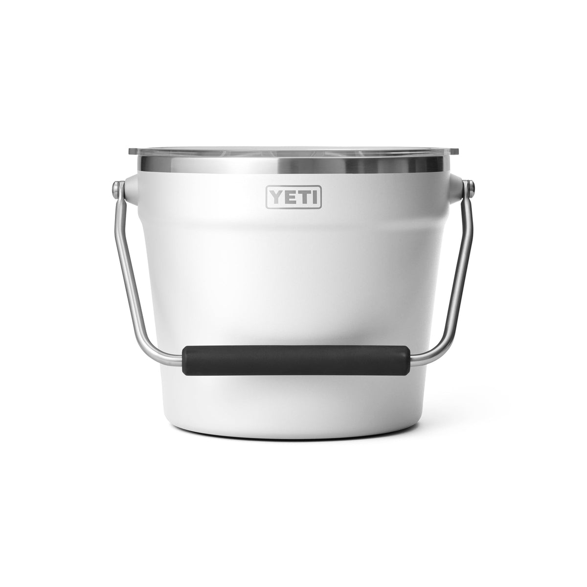 Der YETI® Rambler® 7.6 Liter Getränkekübel in Weiß von YETI überzeugt mit doppelwandiger Vakuumisolierung, robustem Edelstahl-Deckel sowie einem Metallgriff mit schwarzem Griffstück - hier abgebildet vor weißem Hintergrund.