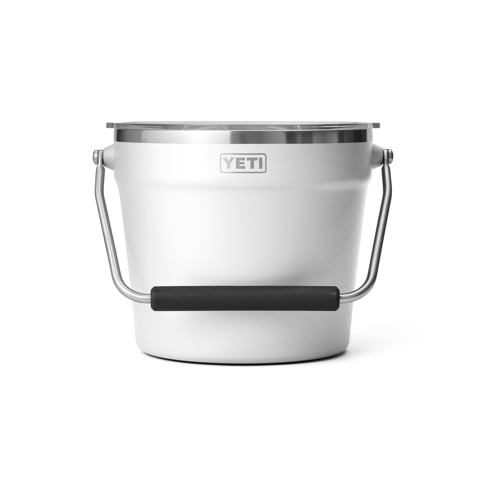 Der YETI® Rambler® 7.6 Liter Getränkekübel in Weiß von YETI überzeugt mit doppelwandiger Vakuumisolierung, robustem Edelstahl-Deckel sowie einem Metallgriff mit schwarzem Griffstück - hier abgebildet vor weißem Hintergrund.