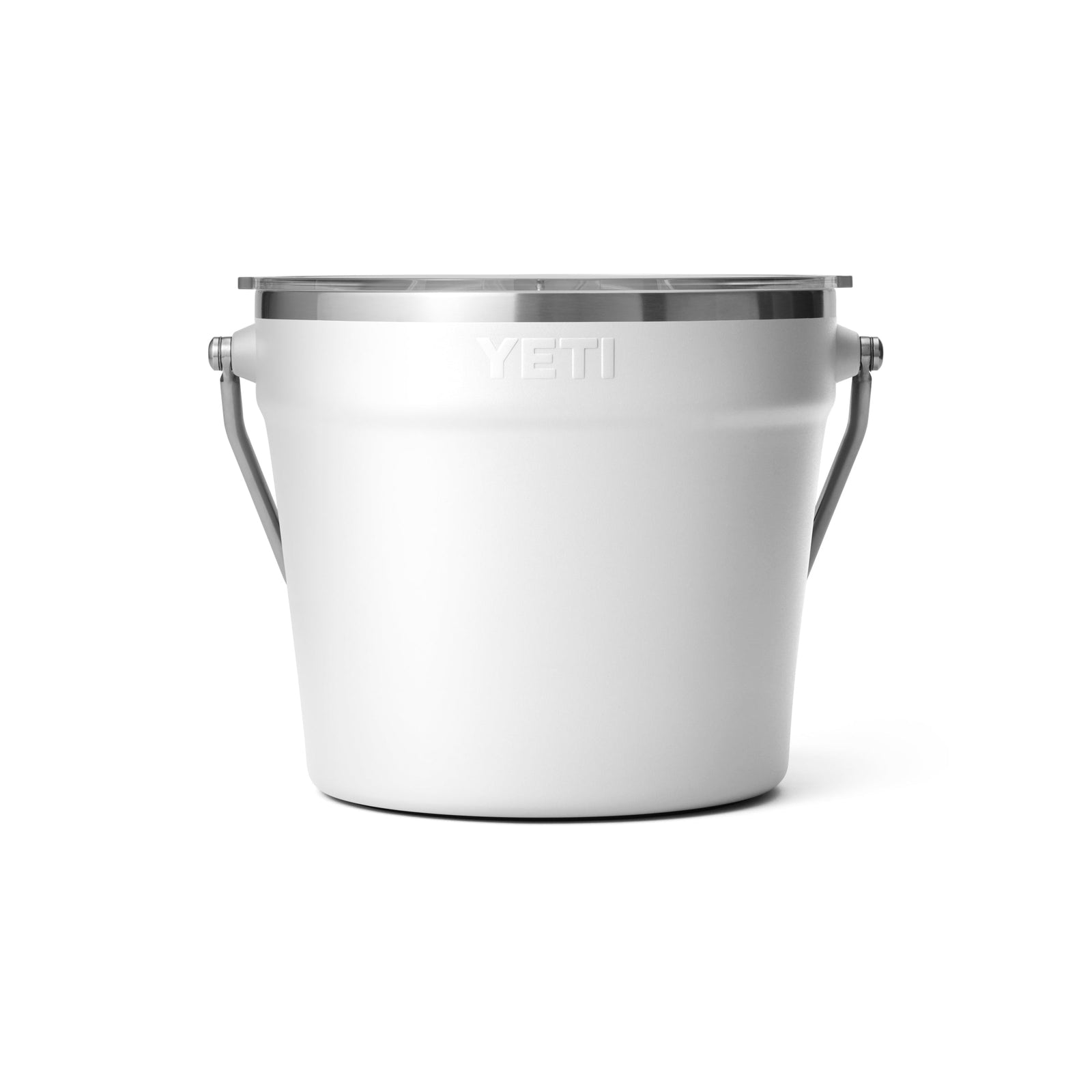 Der YETI® Rambler® 7,6-Liter-Getränkekübel in Weiß verfügt über einen Metallgriff, einen Deckel und ein modernes, robustes Design mit eingeprägtem YETI-Logo in der Nähe der Oberseite, das auf einem schlichten weißen Hintergrund abgebildet ist.