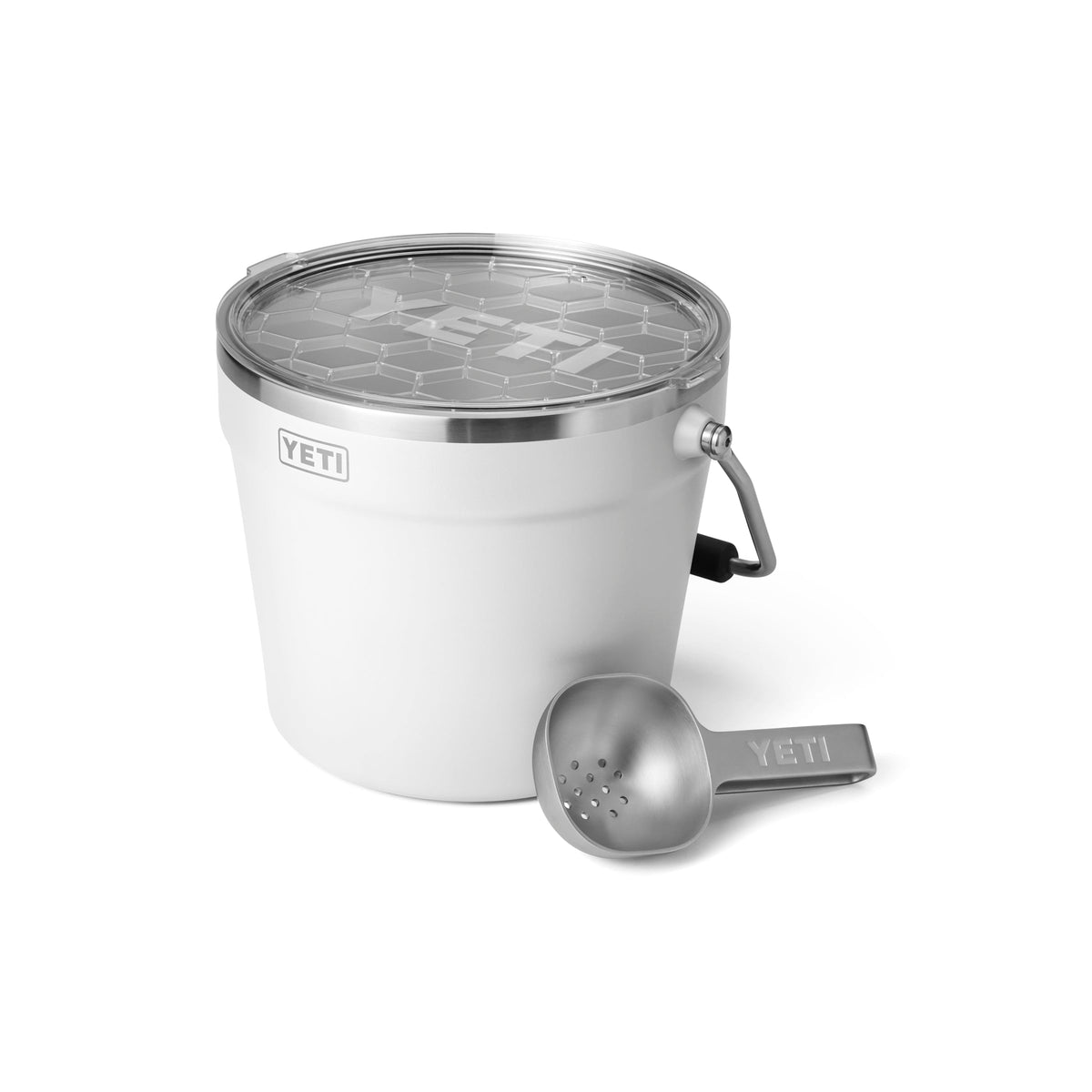 Ein weißer YETI® Rambler® 7.6 Liter Getränkekübel von YETI mit doppelwandiger Vakuumisolierung, klarem Deckel und Edelstahl-Eiszange, präsentiert auf weißem Hintergrund.