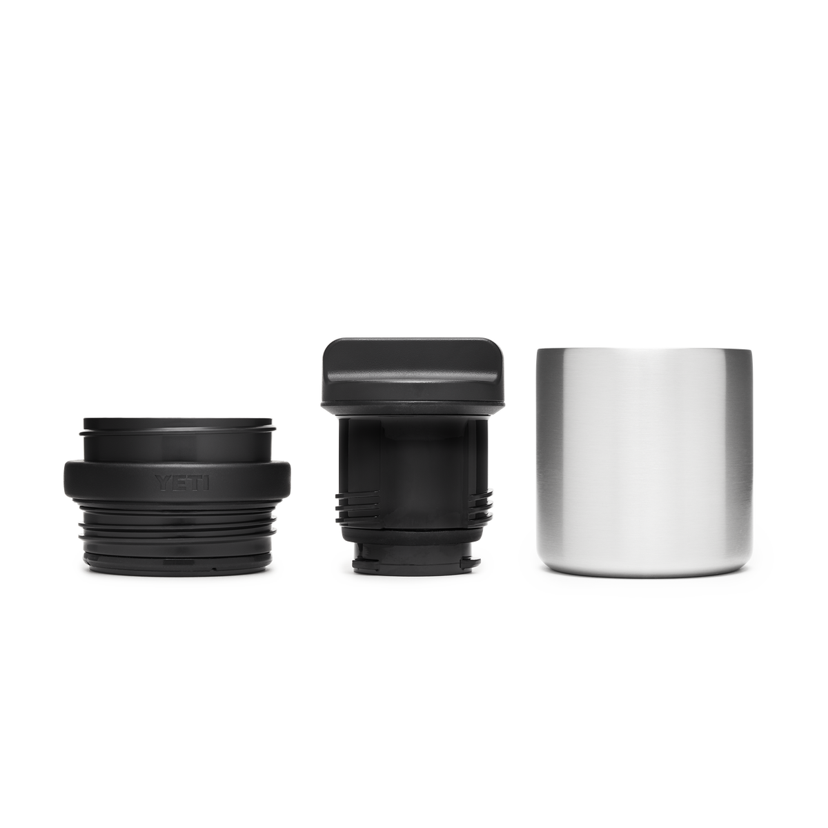 Der YETI® Rambler Bottle Cup Cap von YETI ist mit seiner auslaufsicheren Kappe, einem schwarzen Schiebedeckel und dem doppelwandigen Isolierbecher abgebildet, alle nebeneinander auf weißem Hintergrund.