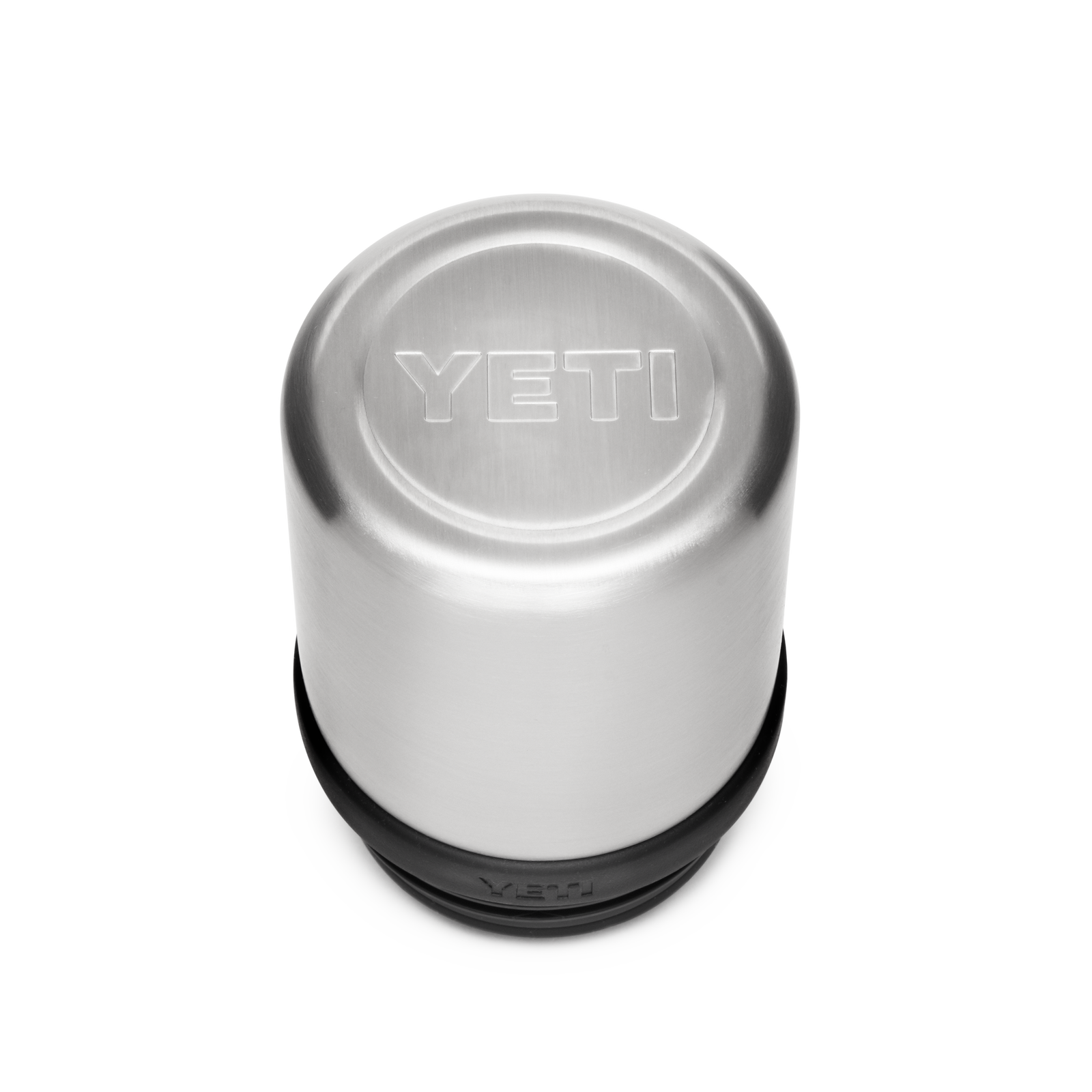Der YETI® Rambler Bottle Cup Cap-Deckel von YETI, der auf dem Kopf stehend mit dem eingravierten Logo und einem schwarzen Gummiring abgebildet ist, hebt sein auslaufsicheres Design auf einem schlichten weißen Hintergrund hervor.