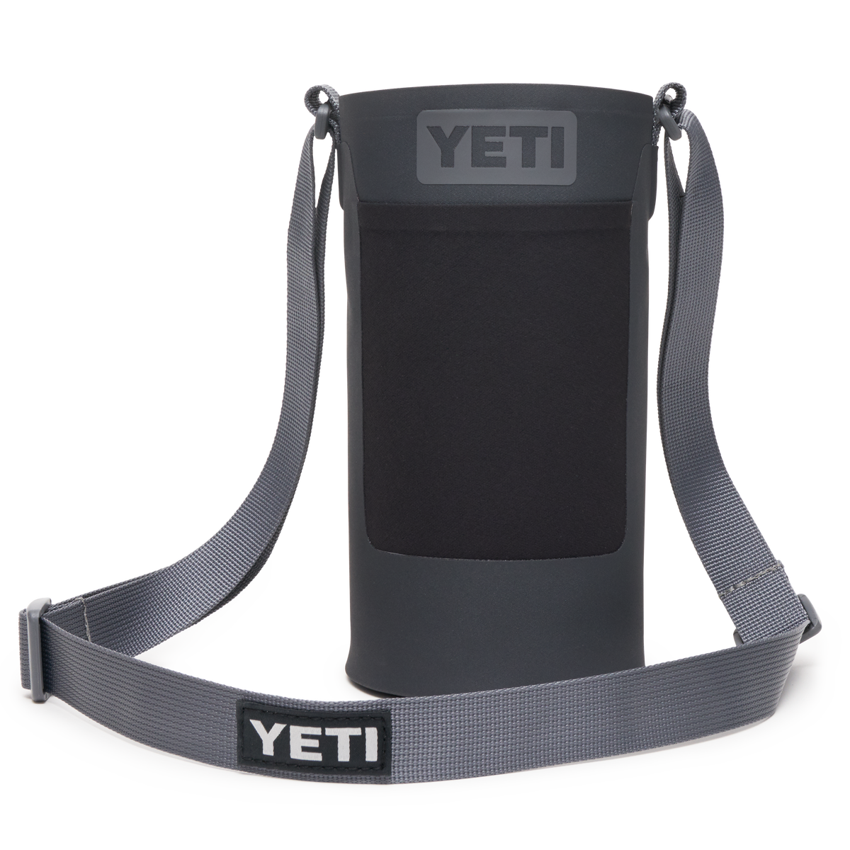 Die YETI® Rambler Bottle Sling Large in Charcoal mit abnehmbarem, verstellbarem Schultergurt und einer Vordertasche wird aufrecht vor einem schlichten weißen Hintergrund präsentiert.
