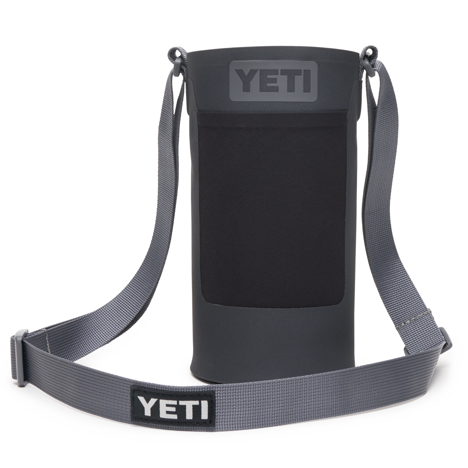 Die YETI® Rambler Bottle Sling Large in Charcoal mit abnehmbarem, verstellbarem Schultergurt und einer Vordertasche wird aufrecht vor einem schlichten weißen Hintergrund präsentiert.