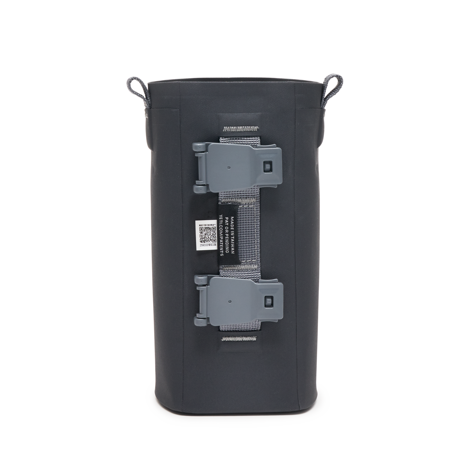 Der YETI® Rambler Bottle Sling Large in Charcoal steht aufrecht mit zwei grauen Schnallen, einem grauen Riemen, seitlichen Schlaufen und einem zentralen weißen Etikett mit Text und QR-Code - perfekt als Getränkehalter für Ihre YETI-Flasche. Weißer Hintergrund.