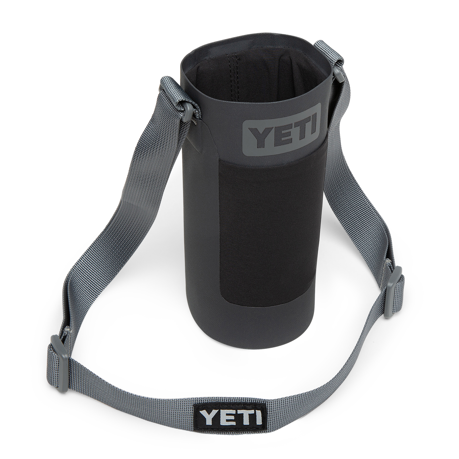 Die YETI® Rambler Bottle Sling Small in Charcoal verfügt über einen verstellbaren Schultergurt und einen auffälligen YETI-Schriftzug, so dass Sie Ihre Flasche problemlos freihändig tragen können. Diese aufrechte Getränketragetasche sticht auf weißem Hintergrund hervor.
