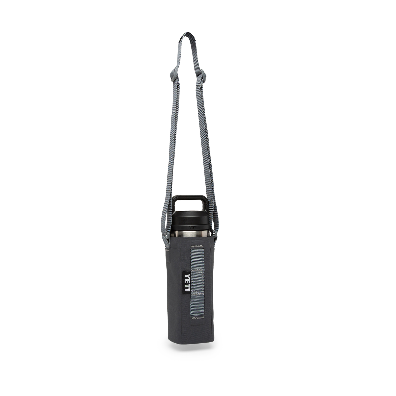 Die YETI® Rambler Bottle Sling Small in Charcoal mit verstellbarem Schultergurt und Griff sichert eine schwarze Wasserflasche vor einem schlichten weißen Hintergrund.