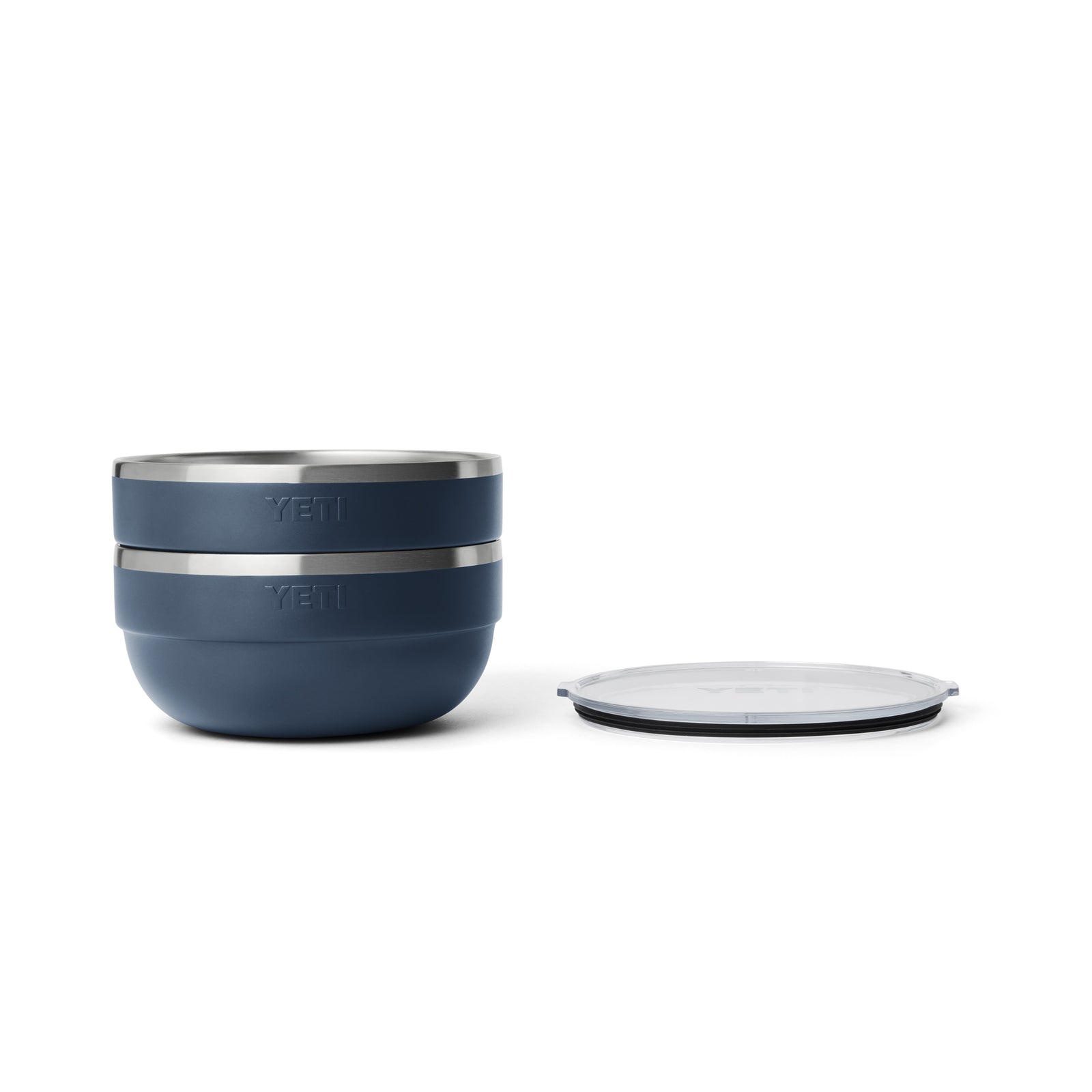 Zwei gestapelte navyfarbene YETI® Rambler Bowl Large-Schalen mit Edelstahlrand sind neben einem durchsichtigen Kunststoffdeckel auf weißem Hintergrund abgebildet - ideal als isolierte Schale für 4 Portionen.