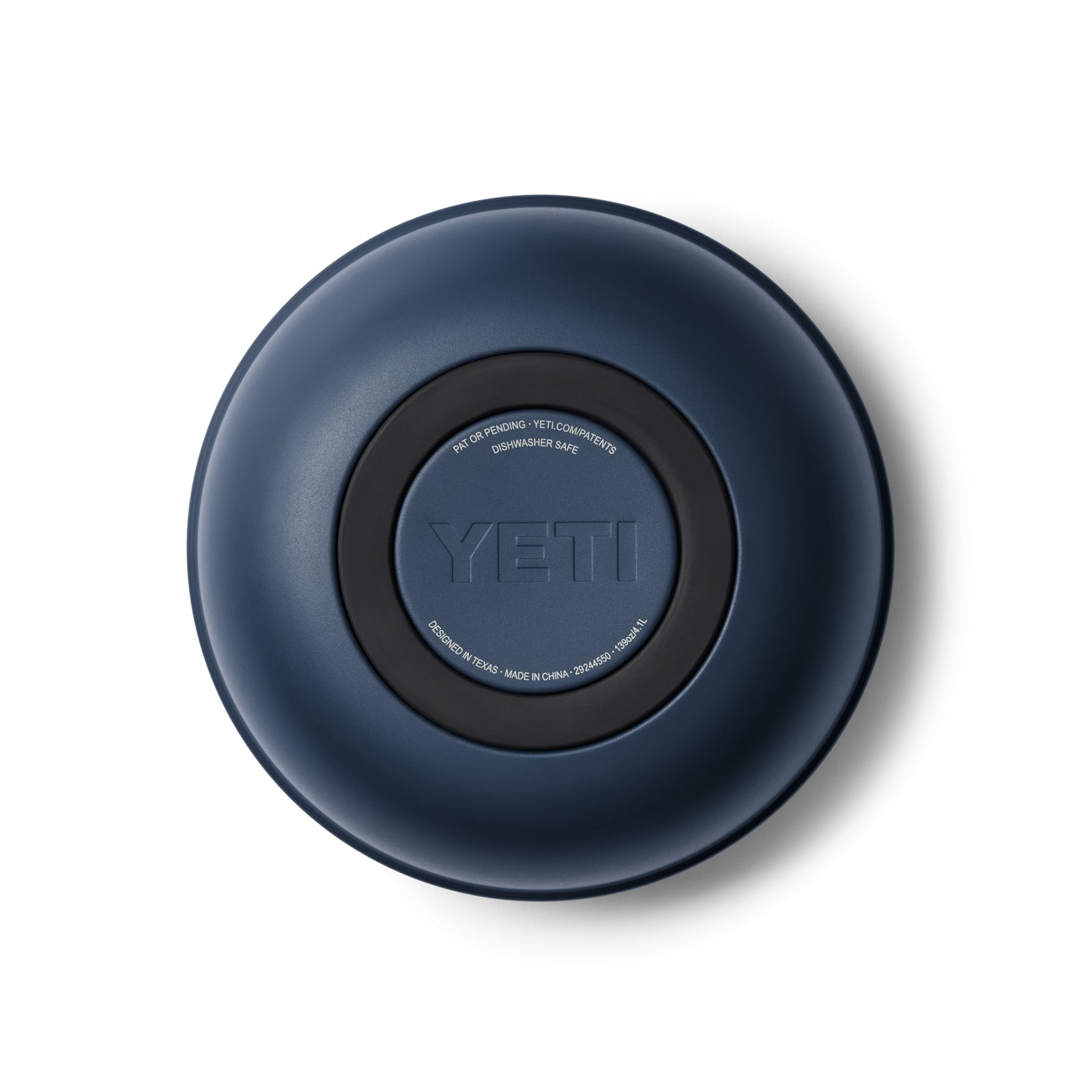 Eine runde, dunkelblaue Schale mit einer leicht erhöhten Mitte und einer YETI-Prägung auf der Oberseite - das ist die YETI® Rambler Bowl Large in Navy, mit zusätzlichen Produktdetails in kleiner Schrift um die Mitte.