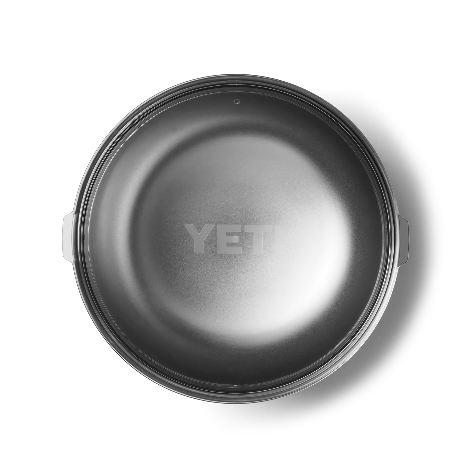 Ansicht von oben auf eine leere, runde, marineblaue YETI® Rambler Bowl Large mit zwei Griffen und "YETI" in der Mitte. Die isolierte Schale steht auf einem weißen Hintergrund.