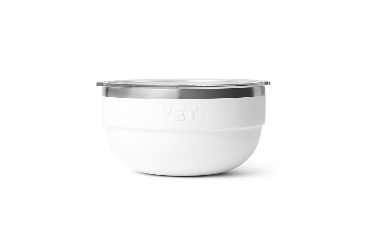 Die YETI® Rambler Bowl Medium in Weiß ist auf einem hellgrauen Hintergrund abgebildet. Diese schlanke, moderne Schale aus 18/8-Edelstahl von YETI verfügt über eine doppelwandige Vakuumisolierung, einen durchsichtigen Deckel und das eingeprägte YETI-Logo.