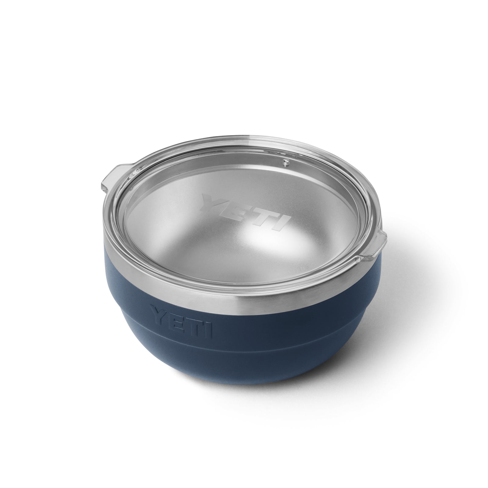 Die YETI® Rambler Bowl Small - Navy ist eine Edelstahlschüssel mit doppelwandiger Vakuumisolierung, einem durchsichtigen, luftdichten Deckel, einem Metallrand und dem eingeprägten YETI-Logo auf der Seite und dem Deckel.