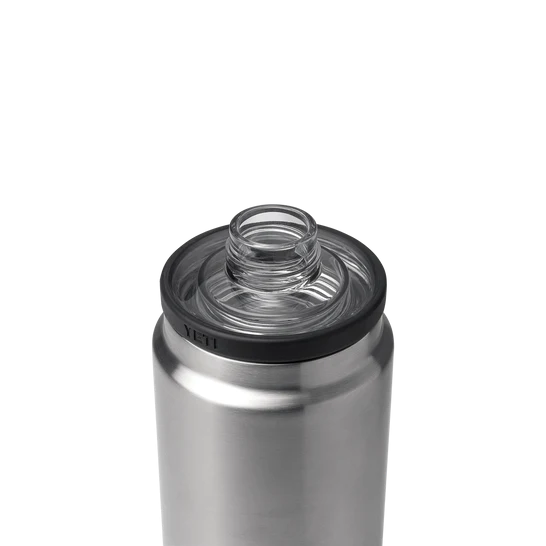 Ein bruchsicherer, doppelwandiger Edelstahlbecher mit weitem, klarem YETI® Rambler Chug-Verschluss steht vor hellem Hintergrund. Nahe dem Rand ist das YETI Logo eingraviert.