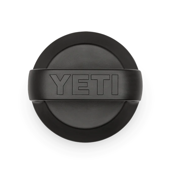 Draufsicht auf den runden, bruchsicheren YETI® Rambler Chug-Verschluss mit breitem Griff und geprägtem YETI-Logo auf weißem Hintergrund.