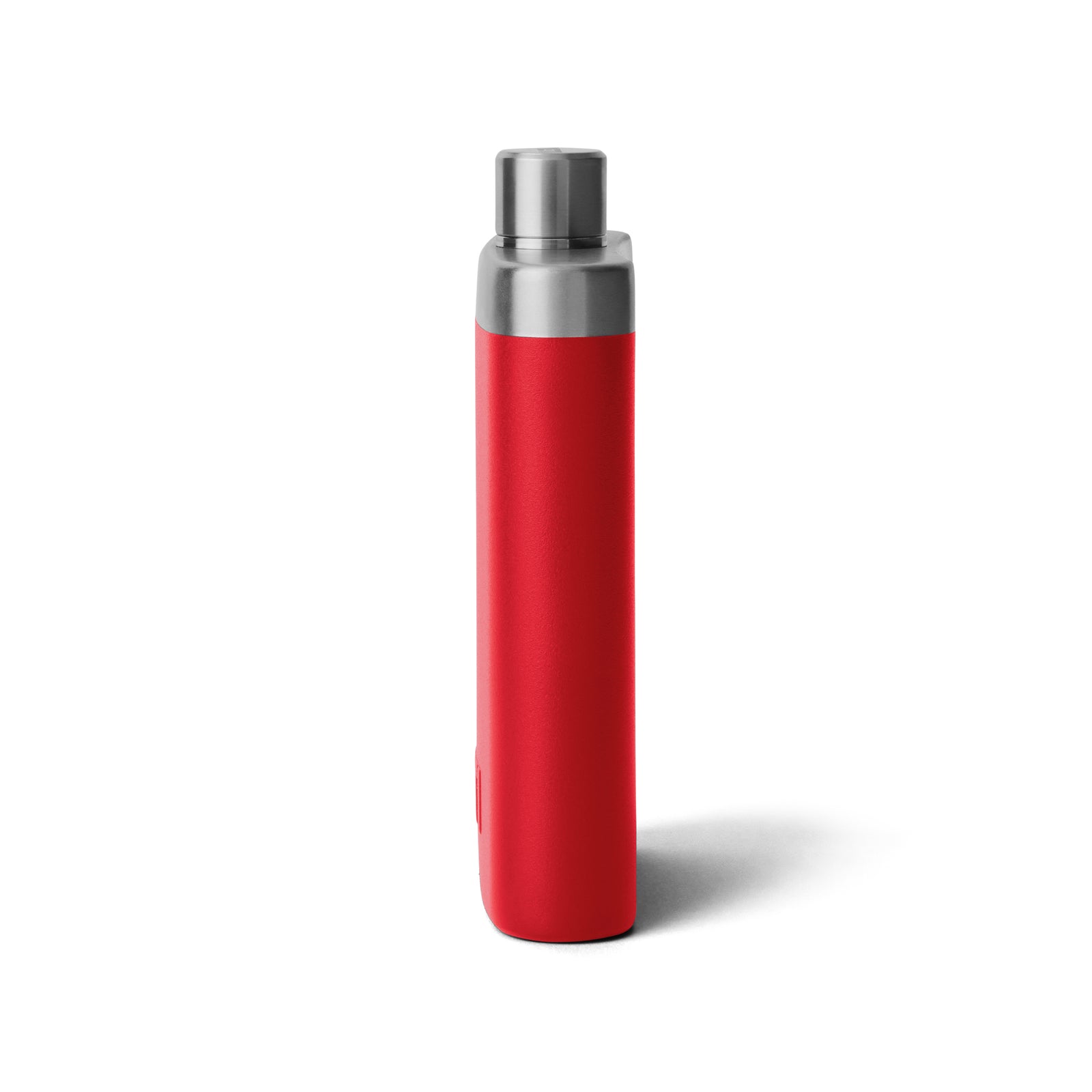 Die YETI® Rambler Flask in Rescue Red ist aus robustem 18/8-Edelstahl gefertigt und hat einen silbernen Schraubdeckel. Sie steht aufrecht auf weißem Grund - ideal für Ihr nächstes Outdoor-Abenteuer.