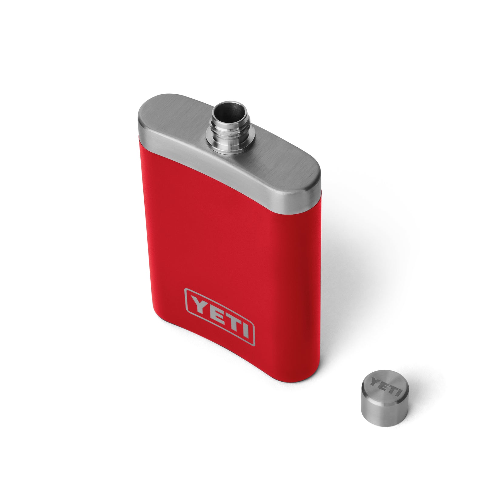 Die YETI® Rambler Flask in Rescue Red mit gebürstetem 18/8 Edelstahl-Top und silbernem Schraubverschluss ist robust, stilvoll und perfekt für jedes Outdoor-Abenteuer - mit YETI-Logo auf der Front.