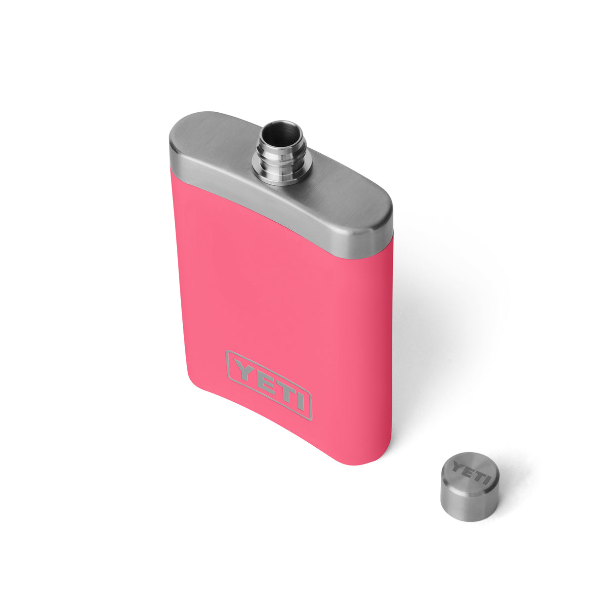 Die YETI® Rambler Flask in Tropical Pink aus 18/8-Edelstahl steht aufrecht auf weißem Grund, der Deckel liegt daneben. Das YETI-Logo ist deutlich auf der Vorderseite zu sehen.