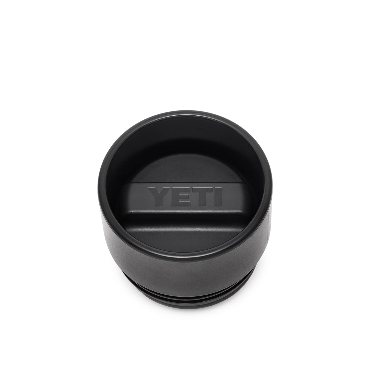 Der YETI® Rambler HotShot™ Deckel für Flaschen in Schwarz zeigt das geprägte YETI Logo von oben. Der auslaufsichere Schraubdeckel mit flacher Oberseite und Gewindebasis sorgt auf weißem Hintergrund für zuverlässige Isolierfunktion.