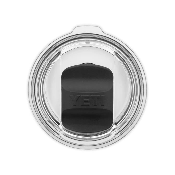 Ein durchsichtiger, runder YETI® Rambler Magslider-Deckel mit einem schwarzen Magnetschieber in der Mitte, von oben gesehen. Das YETI-Logo erscheint auf dem Schieber - ideal als Ersatzdeckel für Ihren YETI Becher.