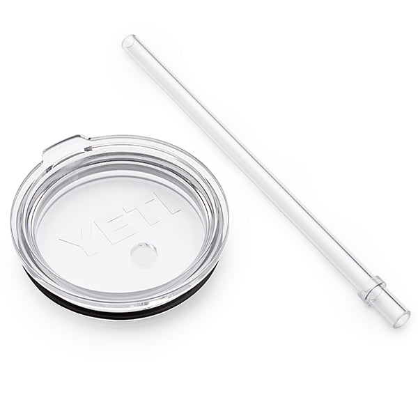 Ein bruchsicherer, klarer Kunststoffdeckel aus dem YETI® Rambler Medium Straw Lid Set von YETI liegt neben einem passenden Klarsichtstrohhalm - beide sind spülmaschinengeeignet - auf weißem Hintergrund.