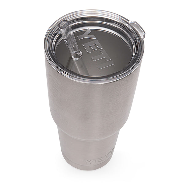 Ein YETI® Rambler Becher mit einem bruchsicherer, spülmaschinengeeigneter Medium Straw Lid von YETI, plus einem transparenten Strohhalm, ist leicht schräg auf weißem Hintergrund abgebildet.