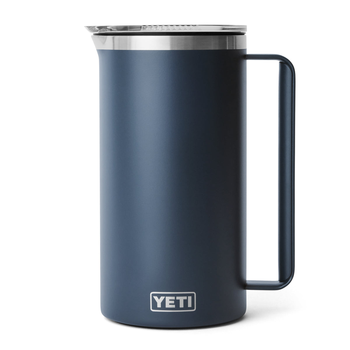 Der YETI® Rambler Pitcher 64 Oz in Navy hat einen quadratischen Griff, einen Deckel aus Edelstahl und ein YETI-Logo - ideal als vakuumisolierter Edelstahl- oder Outdoor-Getränkekrug.