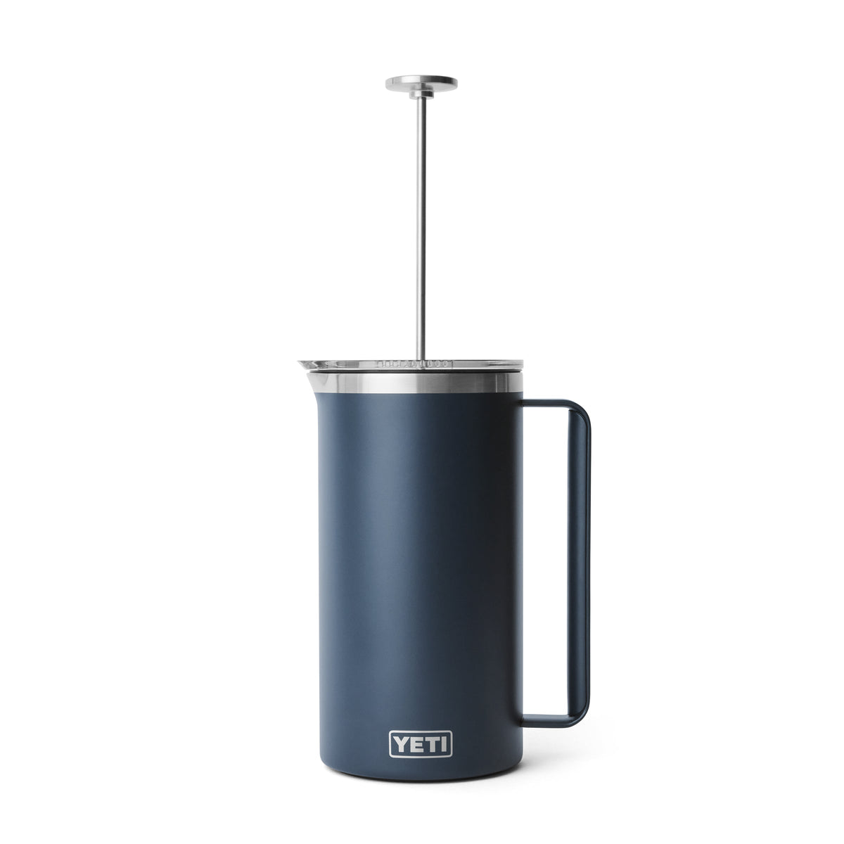 Der YETI® Rambler Pitcher 64 Oz in Navy hat einen seitlichen Griff, einen Metalldeckel und ein markantes YETI-Logo auf der unteren Vorderseite. Sein schlankes Design ist von vakuumisoliertem Edelstahl inspiriert, der die Temperatur dauerhaft hält.