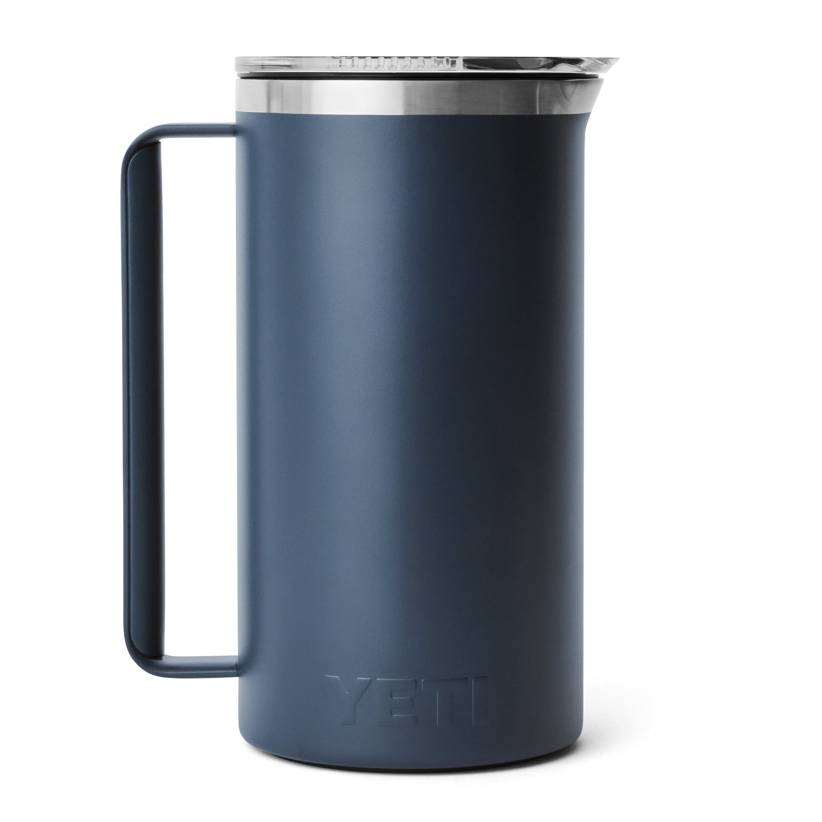 Ein navyfarbener YETI® Rambler Pitcher 64 oz, bekannt für seine Langlebigkeit und seinen großen Henkel, ruht vor einem weißen Hintergrund - gebaut für Outdoor-Abenteuer.