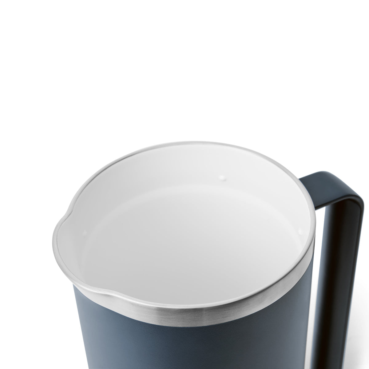 Eine Nahaufnahme des YETI® Rambler Pitcher 64 Oz in Navy mit breitem Ausguss und stabilem Griff von YETI vor einem schlichten weißen Hintergrund.