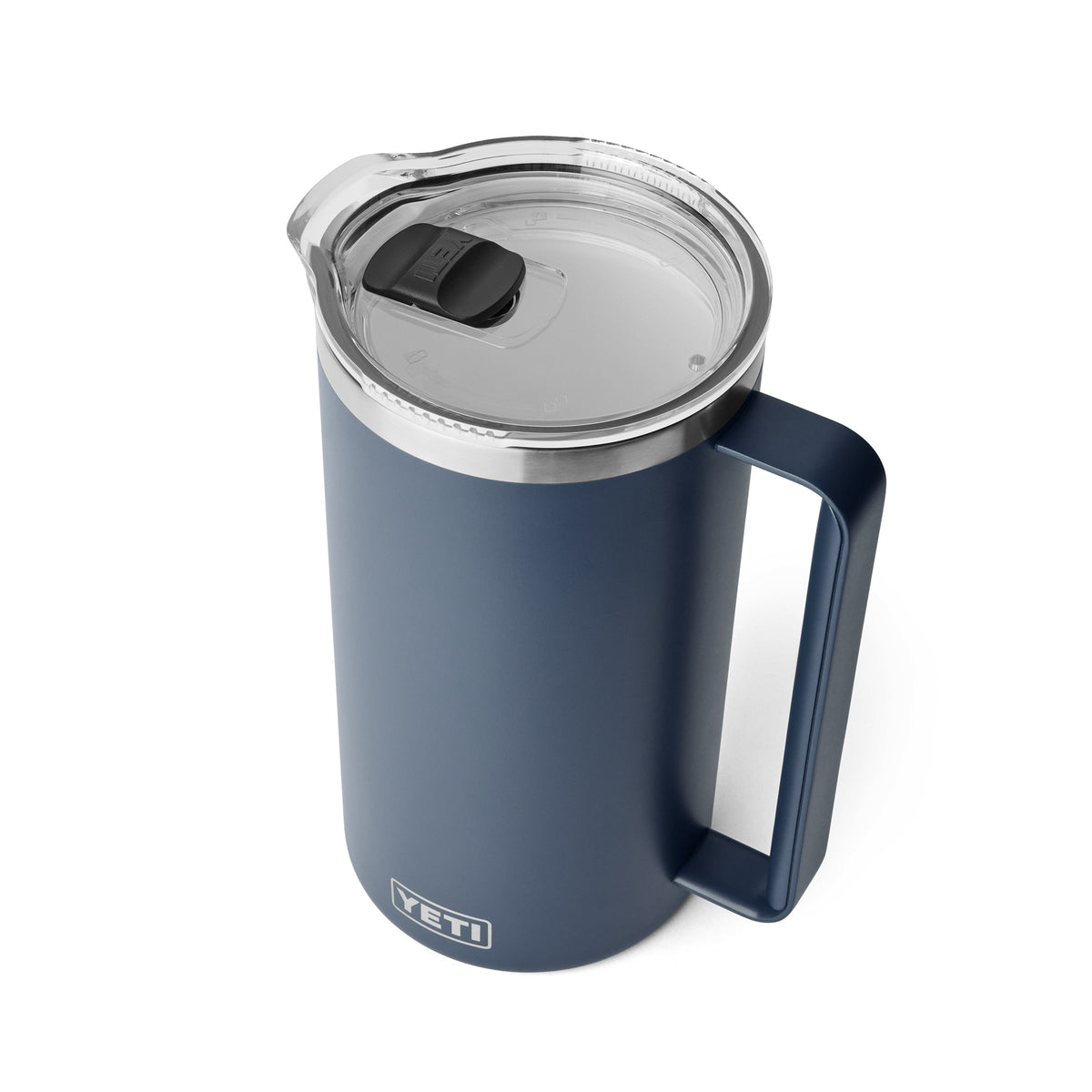 Der YETI® Rambler Pitcher 64 Oz in Navy ist aus vakuumisoliertem Edelstahl gefertigt und von der Haltbarkeit des Outdoor-Getränkekrugs inspiriert. Er verfügt über einen stabilen Griff und einen durchsichtigen Deckel mit Schnappverschluss, der auf weißem Hintergrund abgebildet ist.