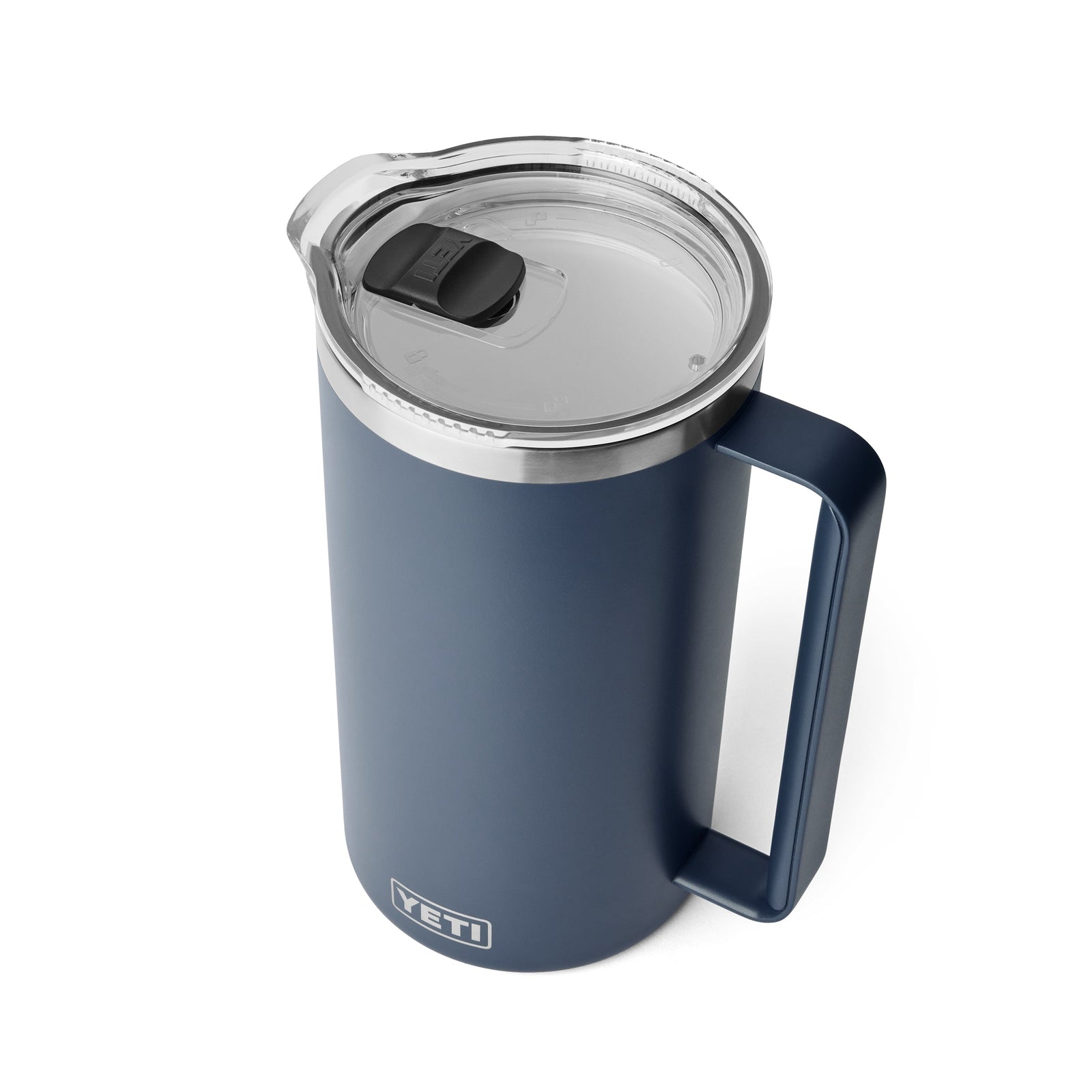 Der YETI® Rambler Pitcher 64 Oz in Navy ist aus vakuumisoliertem Edelstahl gefertigt und von der Haltbarkeit des Outdoor-Getränkekrugs inspiriert. Er verfügt über einen stabilen Griff und einen durchsichtigen Deckel mit Schnappverschluss, der auf weißem Hintergrund abgebildet ist.