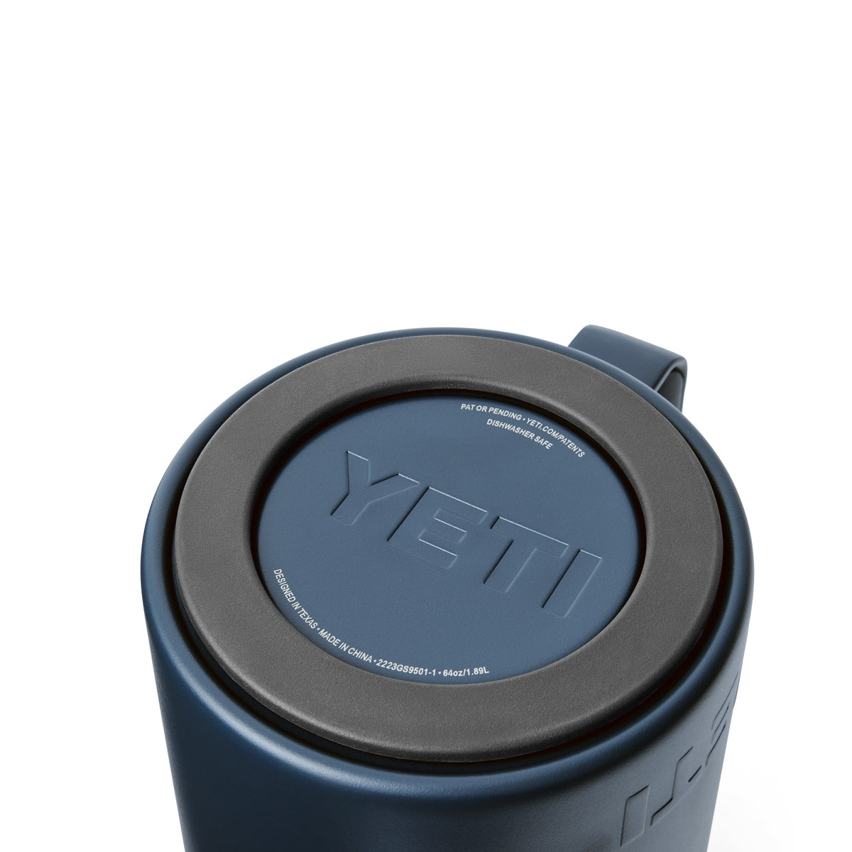 Eine Nahaufnahme des navyfarbenen YETI® Rambler Pitcher 64 Oz, die den Deckel mit geprägtem YETI-Logo und den geschwungenen Griff zeigt - die perfekte Ergänzung für Ihre Outdoor-Getränkekollektion - vor einem weißen Hintergrund.