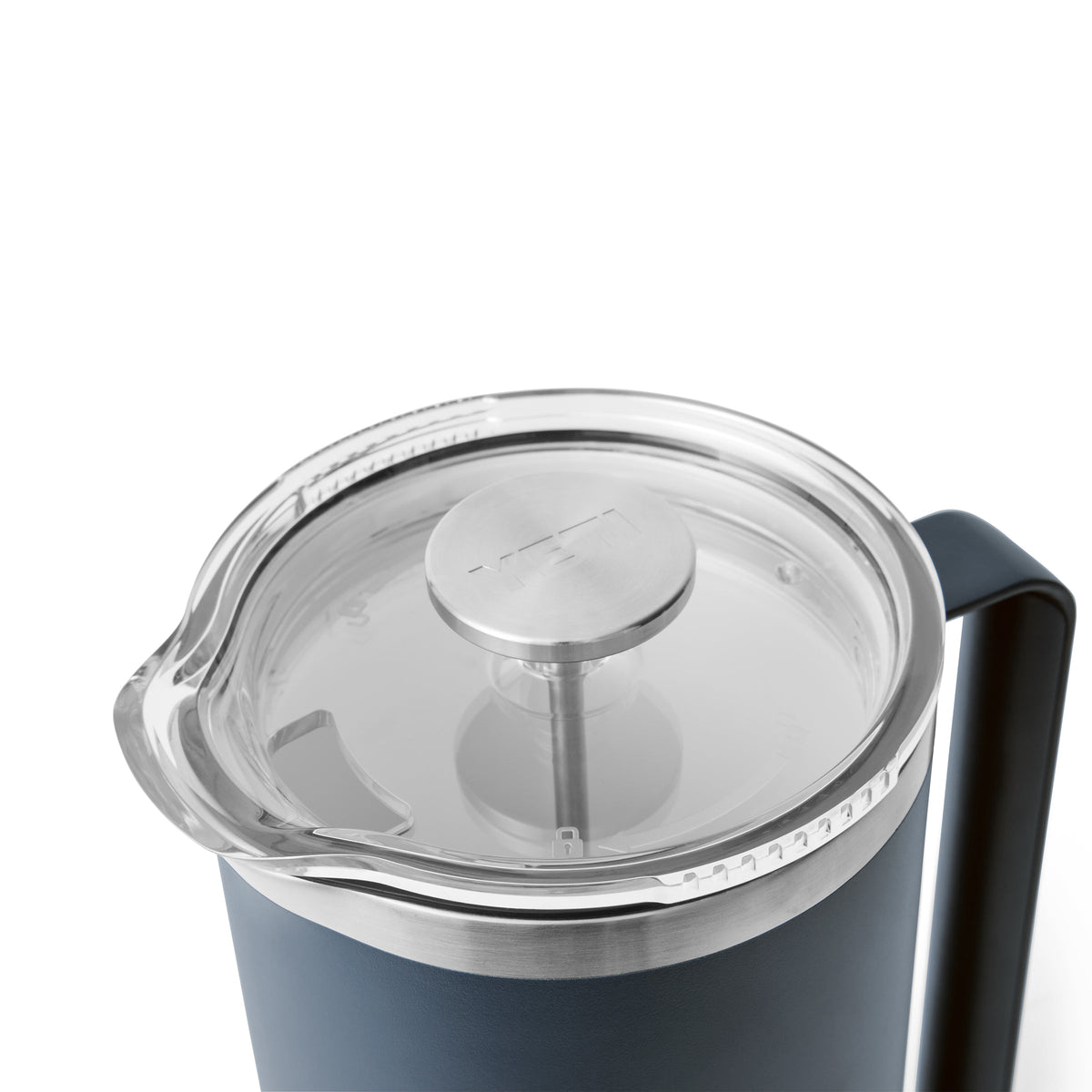 Eine Nahaufnahme eines French Press-Kaffeezubereiters mit Klarglasdeckel, Edelstahlkolben und dunkelblauem Griff steht neben einem YETI® Rambler Pitcher 64 Oz - Navy von YETI, ideal für den Genuss von frischen Getränken im Freien.