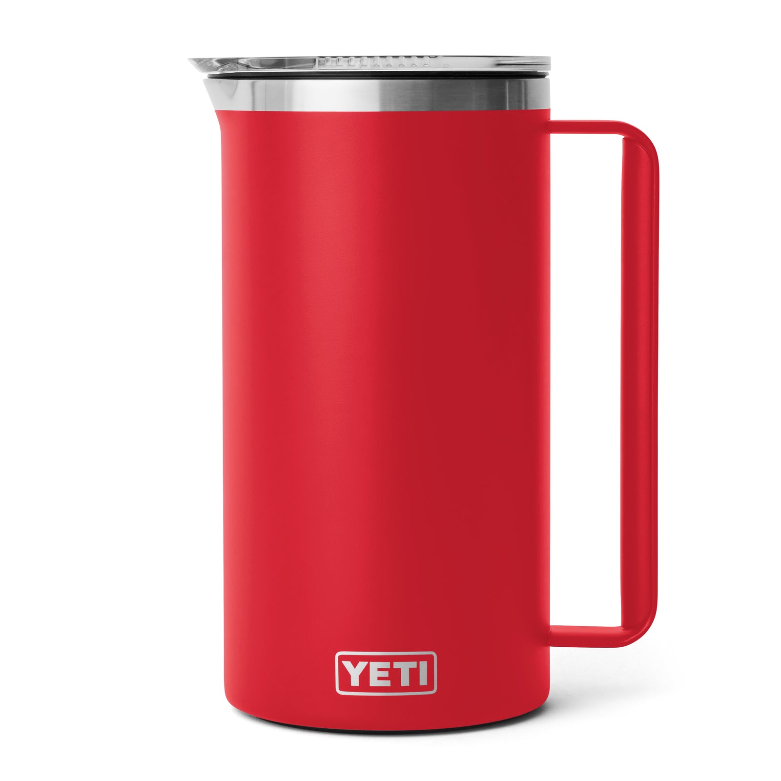 Ein YETI® Rambler Pitcher 64 Oz in Rescue Red mit DuraSip Keramikbeschichtung, einem Edelstahldeckel und einem großen Griff von YETI wird vor einem weißen Hintergrund dargestellt.