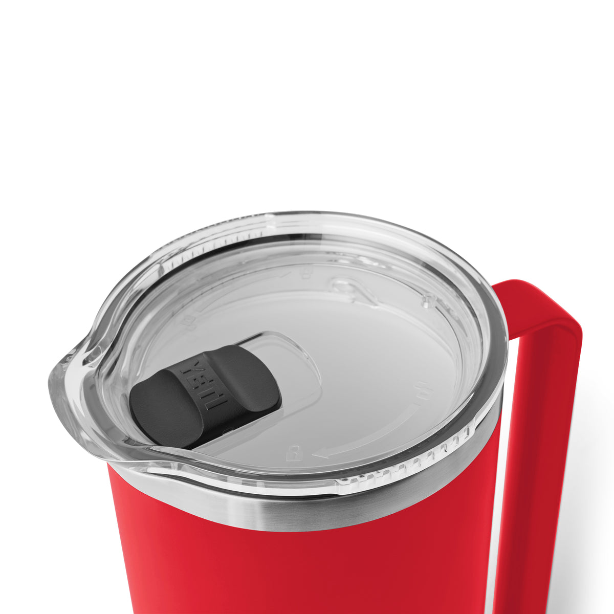 Eine Nahaufnahme des YETI® Rambler Pitcher 64 Oz in Rescue Red mit klarem Kunststoffdeckel und schwarzem Schiebeverschluss, mit DuraSip Keramikbeschichtung, vor weißem Hintergrund.