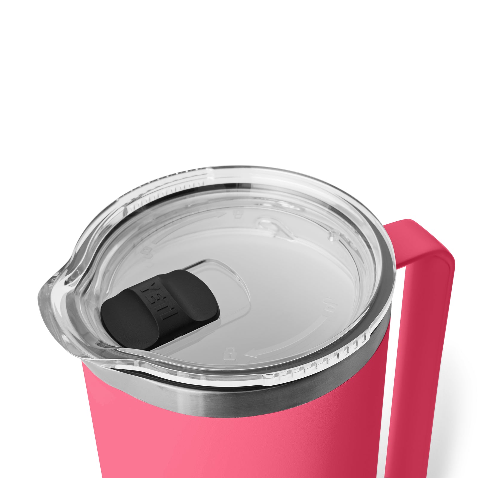 Eine Nahaufnahme des YETI® Rambler Pitcher 64 Oz in Tropical Pink, mit durchsichtigem Deckel und schwarzer Schiebeabdeckung für die Trinköffnung, die das erstklassige isolierte Design von YETI präsentiert.