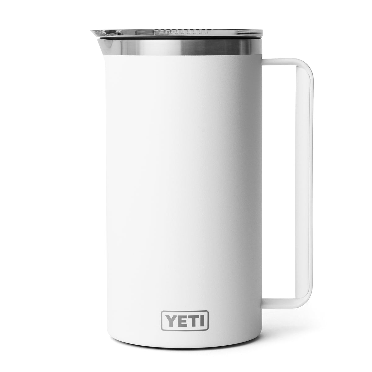 Ein YETI® Rambler Pitcher 64 Oz in Weiß, aus Edelstahl mit Griff und Ausguss, steht auf einem schlichten weißen Hintergrund. Das YETI-Logo erscheint in der Nähe des Bodens dieses vakuumisolierten Kruges.
