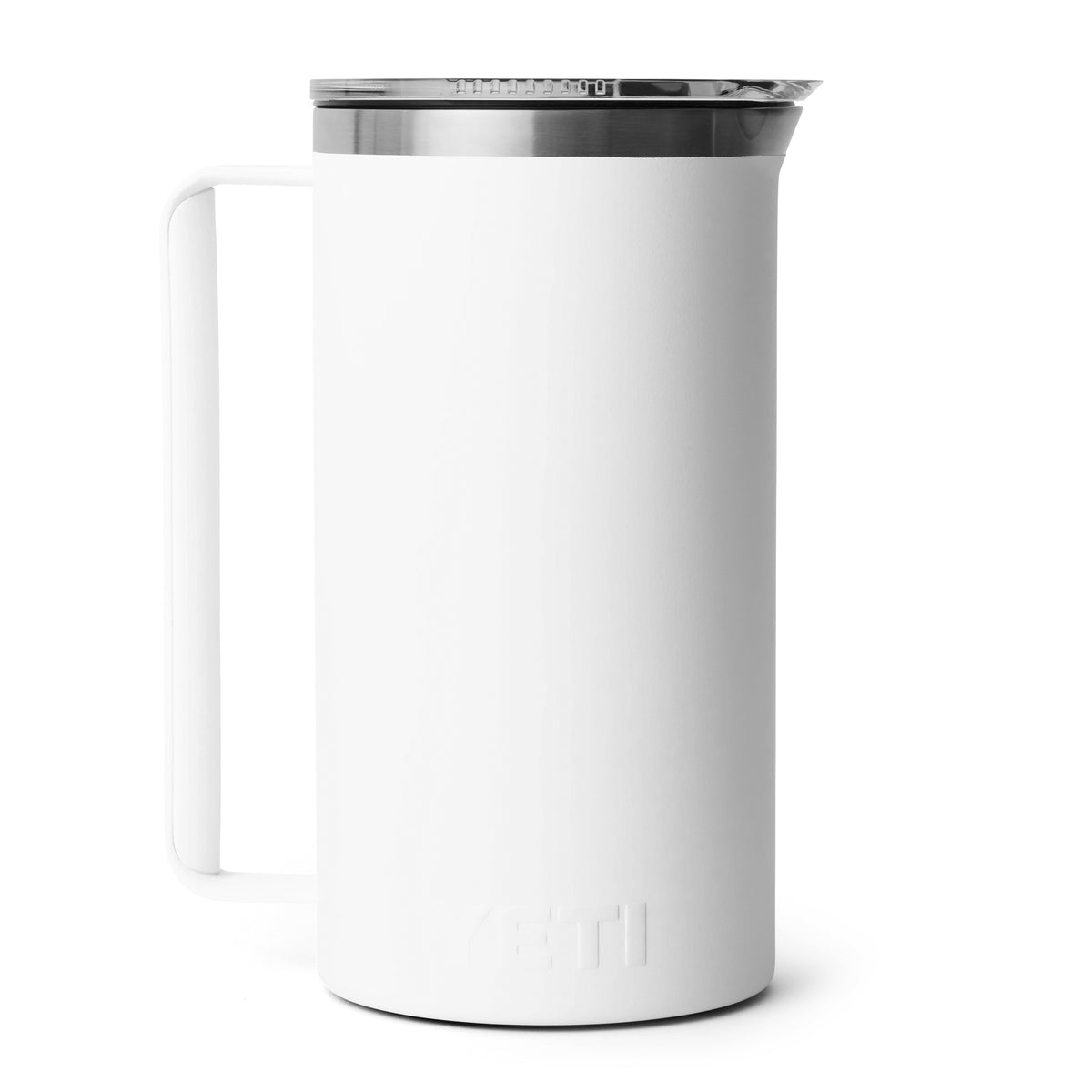 Der YETI® Rambler Pitcher 64 Oz in Weiß hat ein Gehäuse aus Edelstahl, einen schlanken Griff und einen Deckel aus gebürstetem Metall, der von Isolierkannen im Freien inspiriert ist. Das YETI-Logo ist dezent am Boden eingeprägt.