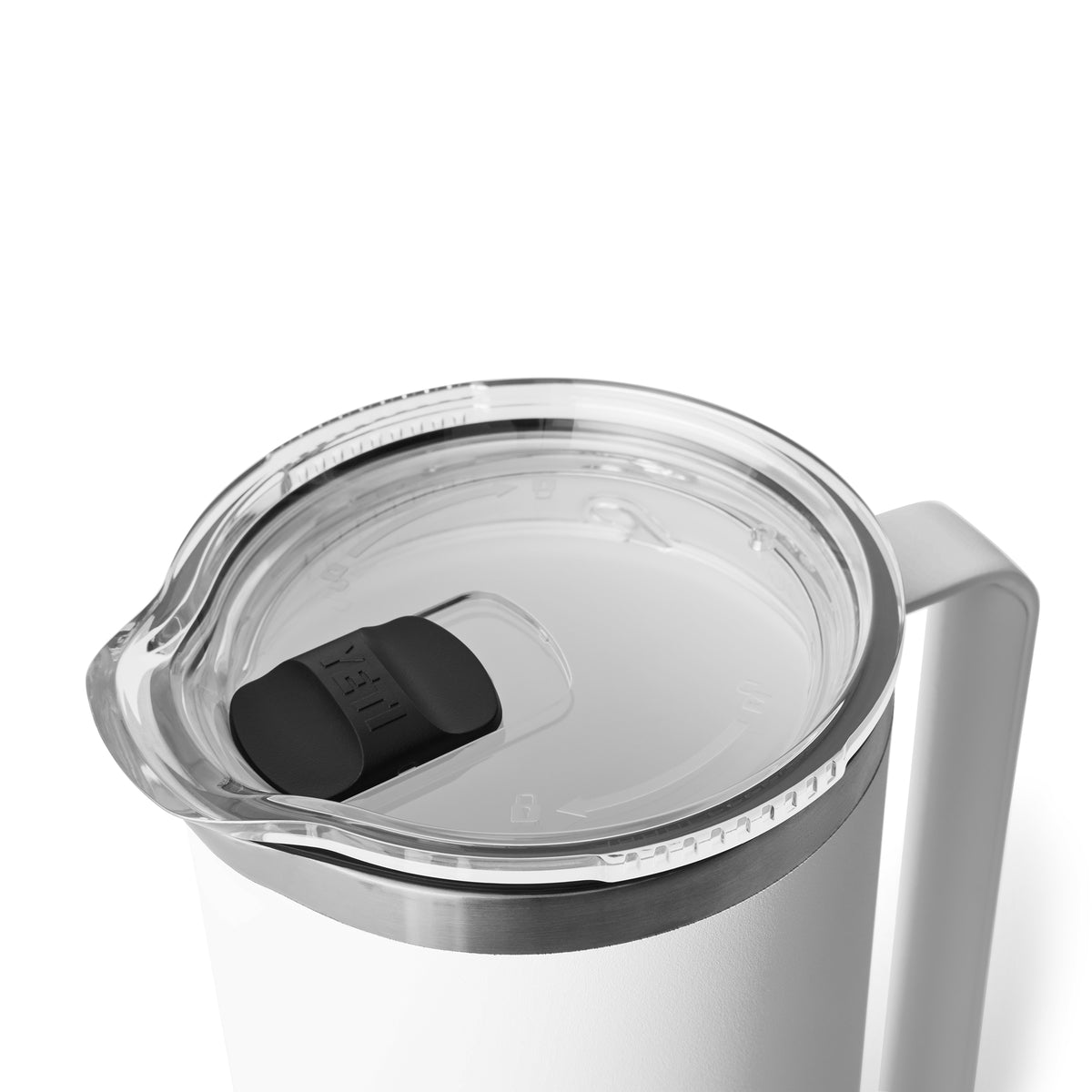 Eine Nahaufnahme des YETI® Rambler Pitcher 64 Oz in Weiß, mit einem transparenten Kunststoffdeckel mit schwarzem Schiebeverschluss, vor einem schlichten weißen Hintergrund.