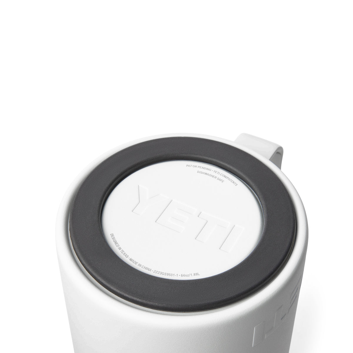 Der YETI® Rambler Pitcher 64 Oz in Weiß ist von oben mit dem YETI-Logo auf dem Deckel abgebildet. Er hat einen schwarzen Rand und einen grauen Griff auf weißem Hintergrund.