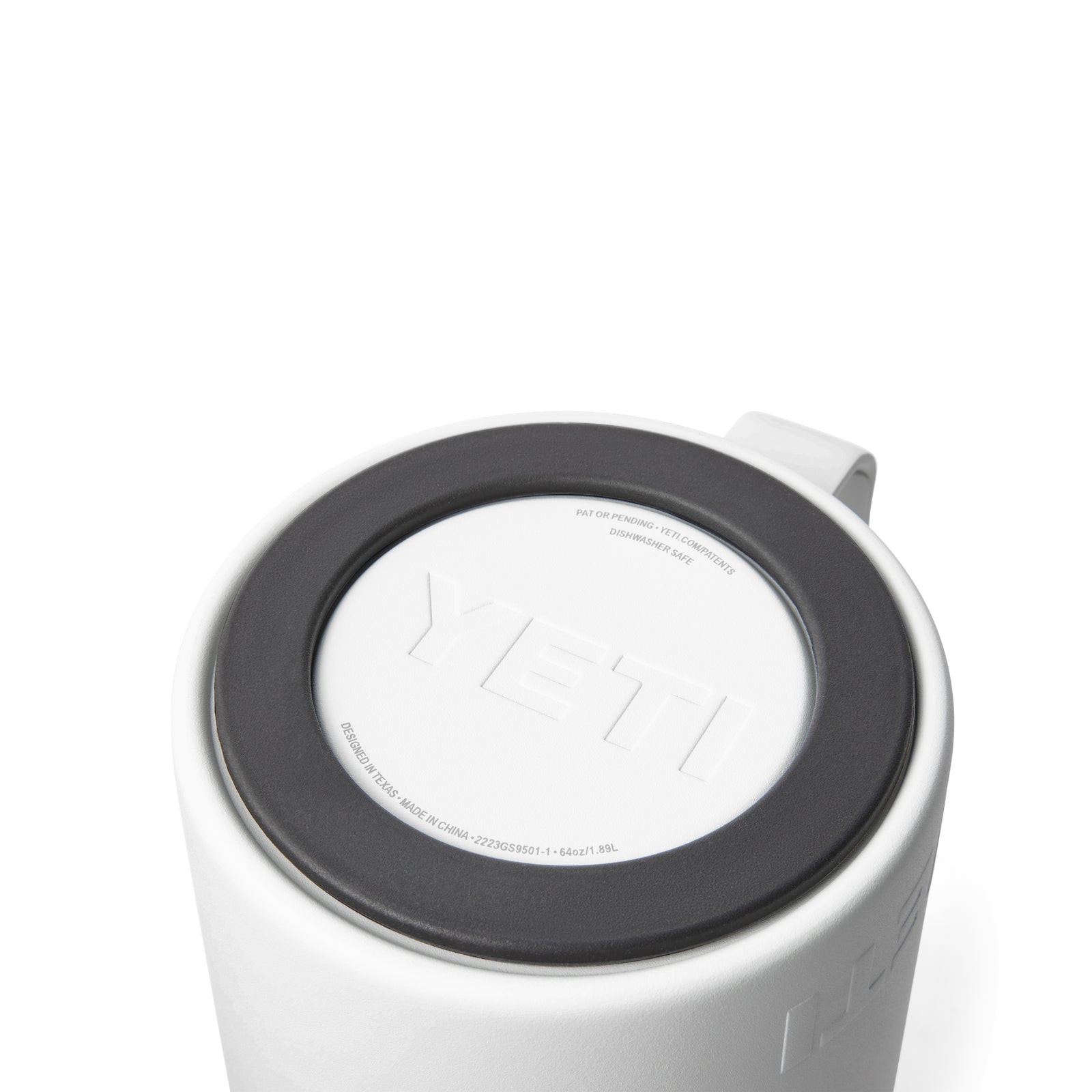 Der YETI® Rambler Pitcher 64 Oz in Weiß ist von oben mit dem YETI-Logo auf dem Deckel abgebildet. Er hat einen schwarzen Rand und einen grauen Griff auf weißem Hintergrund.