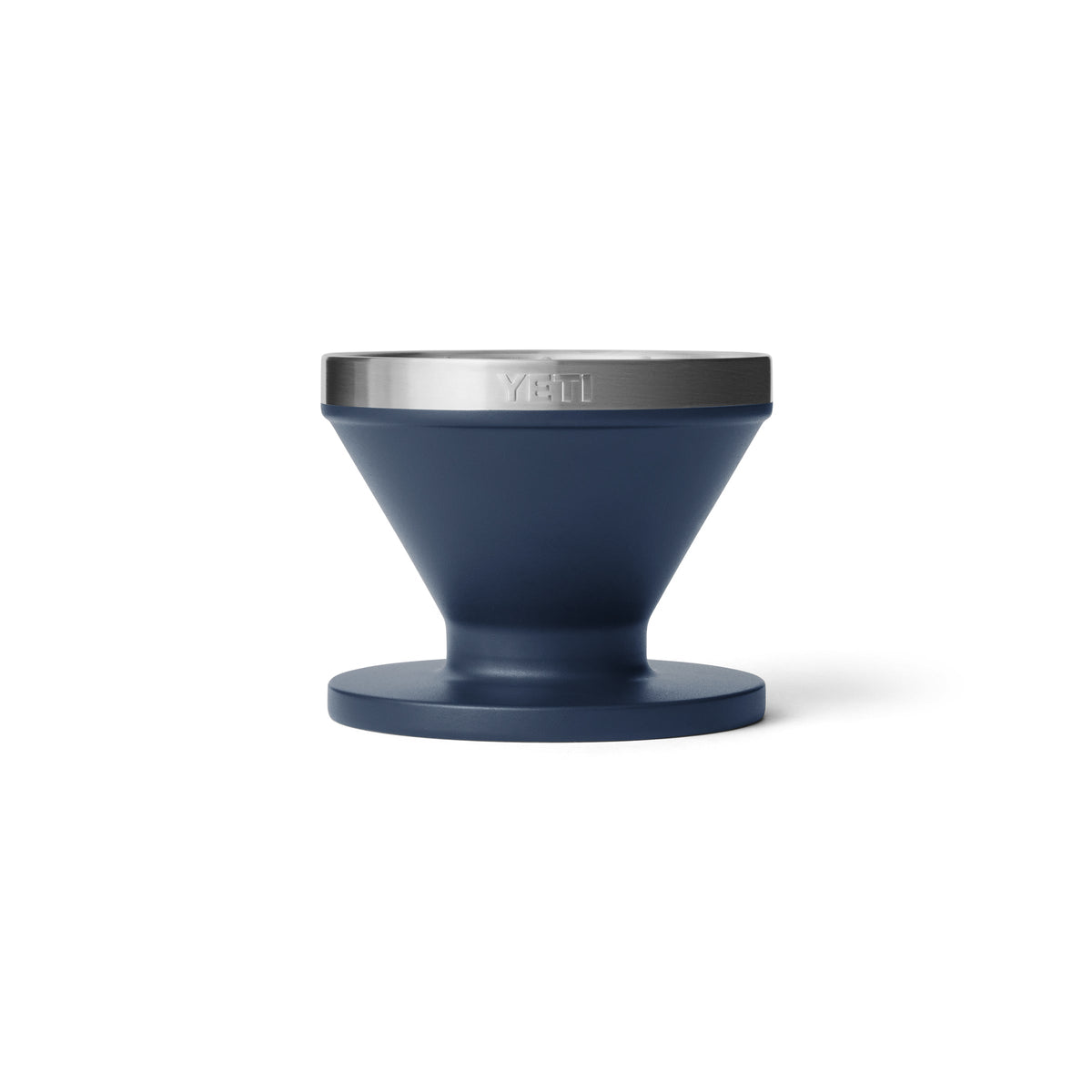 Der YETI® Rambler Pour Over-Kaffeebereiter in Navy von YETI zeichnet sich durch seine konische Form, den breiten Boden und den Edelstahlrand aus, der auf weißem Hintergrund abgebildet ist.