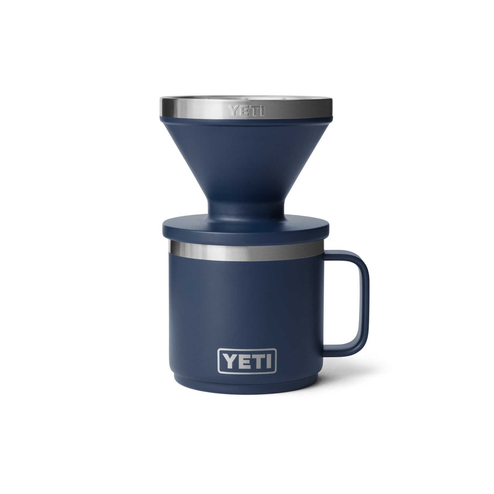 Ein YETI® Rambler Pour Over-Kaffeebereiter in Navy ruht auf einem passenden navyfarbenen YETI-Becher mit silbernen Akzenten. Beide zeigen das YETI-Logo und sind vor einem schlichten weißen Hintergrund platziert.