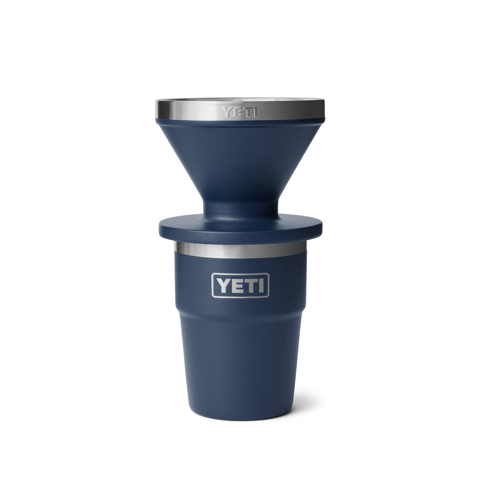 Der YETI® Rambler Pour Over-Kaffeebereiter in Navy hat einen breiten, trichterförmigen Deckel, einen silbernen Rand und ein auffälliges YETI-Logo auf der Vorderseite - ideal als Kaffeebereiter oder mit einem isolierten Kaffeefilteraufsatz. Fotografiert auf weißem Hintergrund.