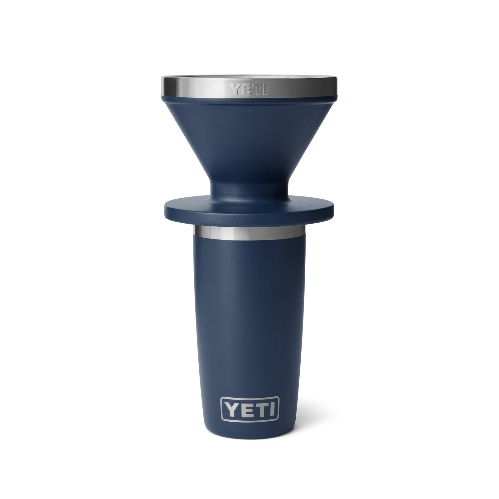 Der YETI® Rambler Pour Over-Kaffeebereiter in navy von YETI hat einen Akzent aus rostfreiem Stahl, ein konisches Oberteil und einen zylindrischen Boden, die vor einem schlichten weißen Hintergrund stehen.