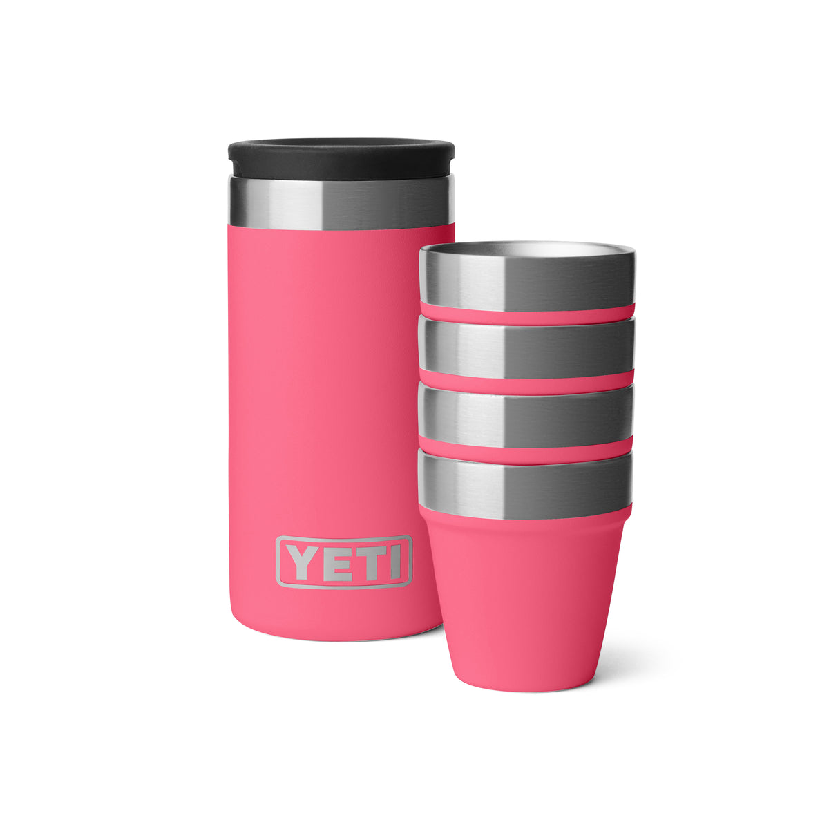 Ein hoher, pinkfarbener YETI Isolierbehälter steht neben vier gestapelten YETI® Rambler Schnapsbechern - Tropical Pink mit Edelstahlrand, alles auf weißem Hintergrund.