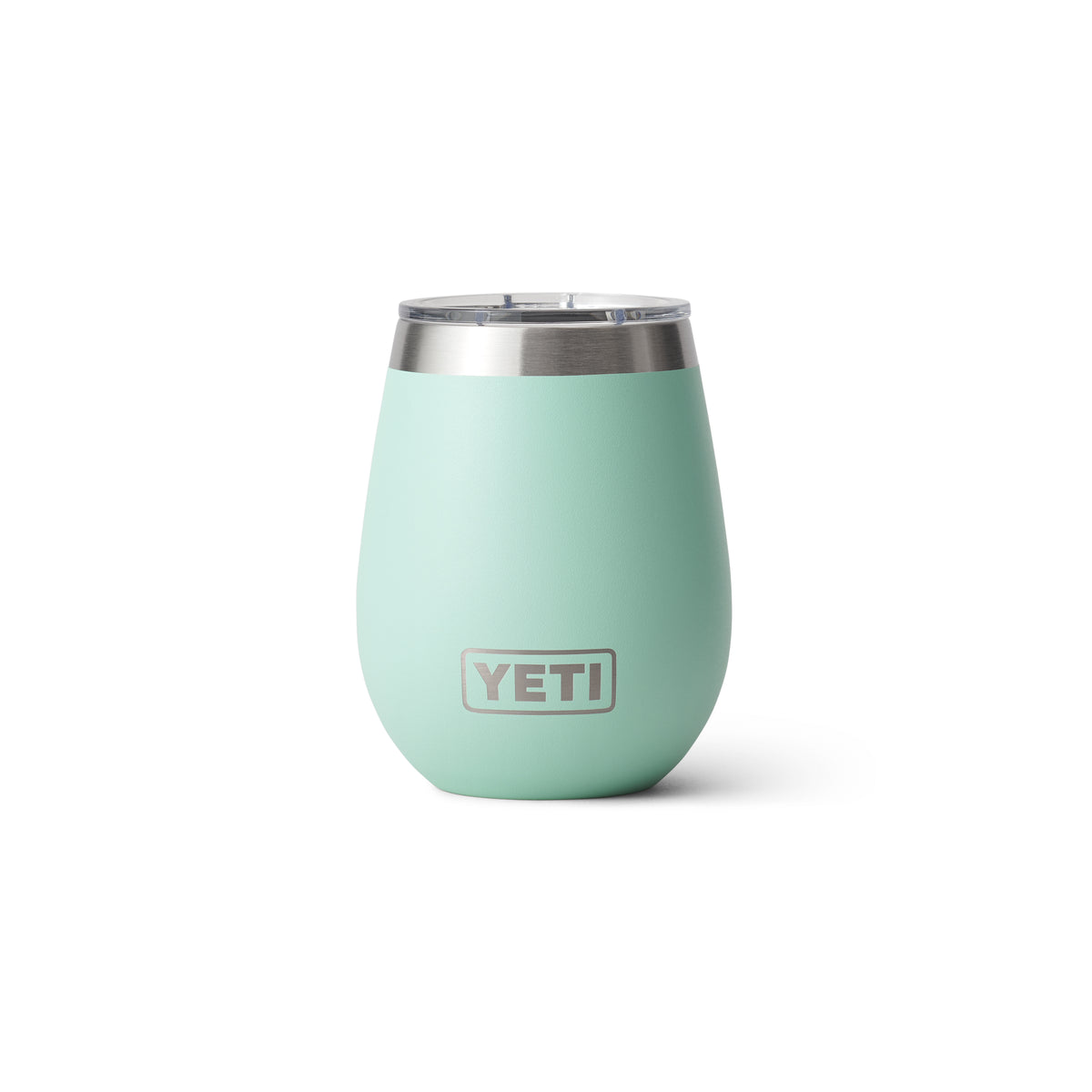Der YETI® Rambler Weinbecher 10 Oz in Seafoam hat eine Vakuumisolierung, einen Edelstahlrand und einen durchsichtigen Deckel. Dieser stilvolle Becher mit weißem Hintergrund zeigt das YETI-Logo auf der Vorderseite.