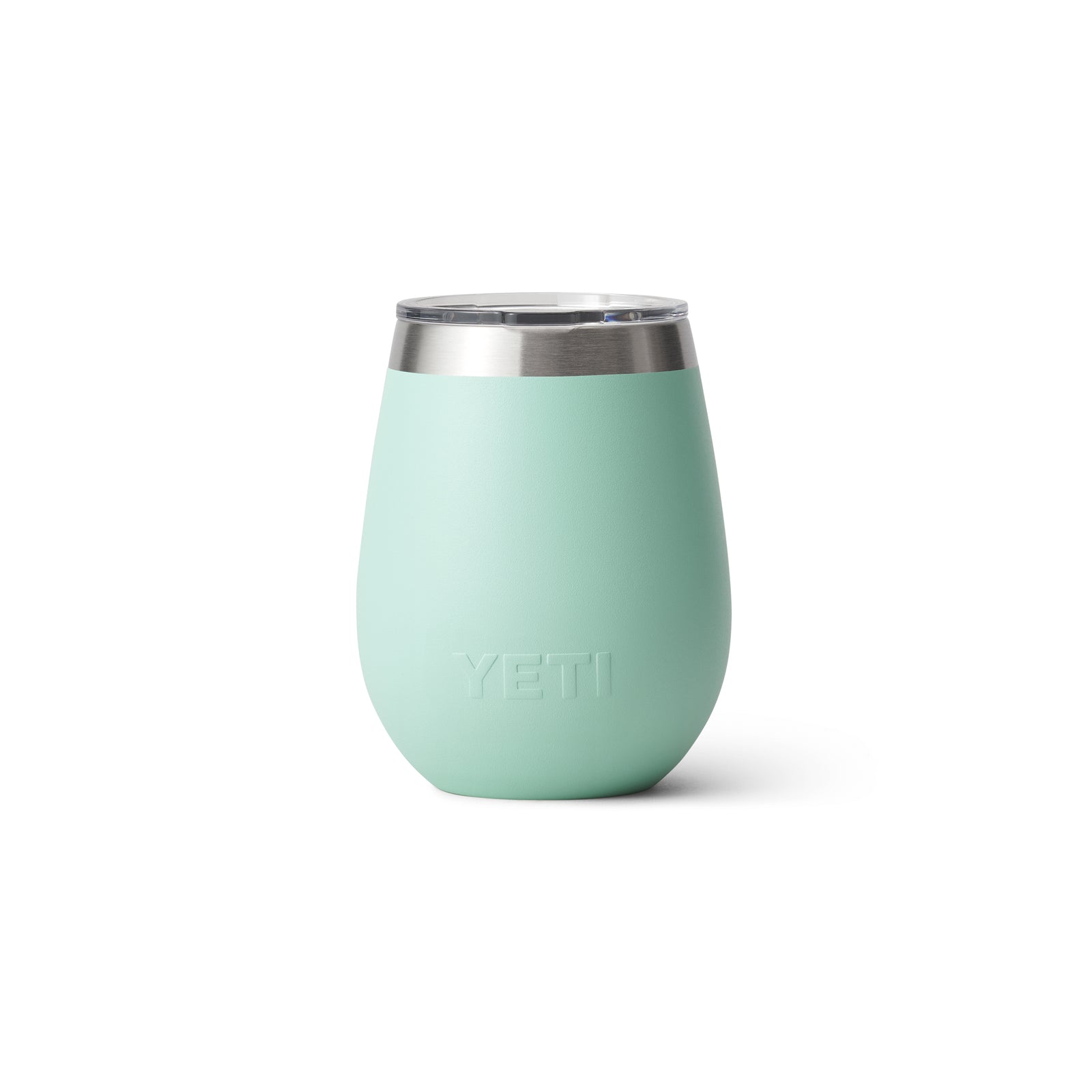 Der YETI® Rambler Weinbecher 10 Oz in Seafoam verfügt über einen abgerundeten Boden, einen oberen Rand aus Edelstahl, einen durchsichtigen Deckel und eine Vakuumisolierung für Frische, die auf einem schlichten weißen Hintergrund dargestellt wird.